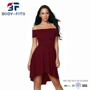 krótka sukienka z odkrytymi ramionami